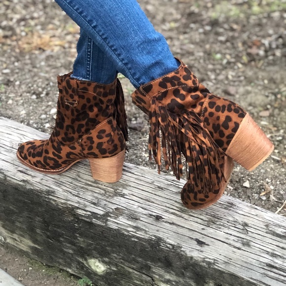❤️❤️RESTOCKED LEOPARD PRINT FAUX SUEDE FRINGE BOOT - Picture 3 of 9